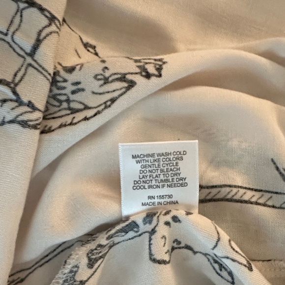 Women's Black and White Giraffe Animal Print Button Down Shirt. NWT - Picture 7 of 7